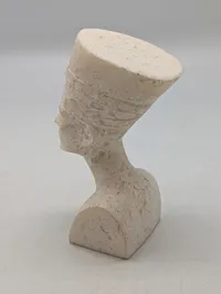 Egyptisk Nefertiti buste i udskåret hvid alabast