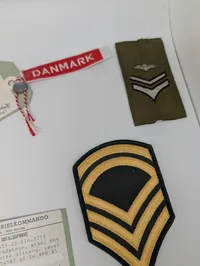 Samling af danske militære gradstegn og skulderstropper