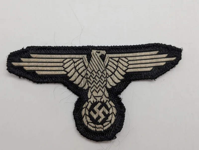 Tysk Waffen-SS Brystørn, Maskinvævet i Grå Tråd på Sort Bagside, postwar?