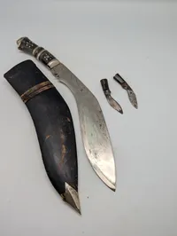 Indisk Gurkha Kukri kniv med to småknive og læderskede