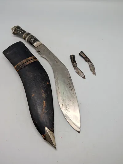 Indisk Gurkha Kukri kniv med to småknive og læderskede