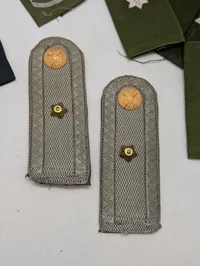 Samling af danske militære distinktioner og skulderstropper