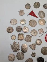 Samling af antikke danske foreningsmærker, medaljer og emblemer