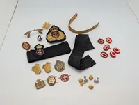 Samling af danske militære og maritime emblemer, knapper og distinktioner