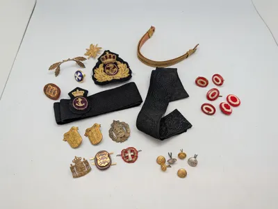 Samling af danske militære og maritime emblemer, knapper og distinktioner