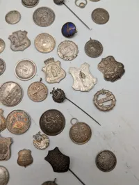 Samling af antikke danske medaljer, emblemer og foreningstegn