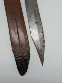 Antik Dolk med Graveret Klinge og Læderskede
