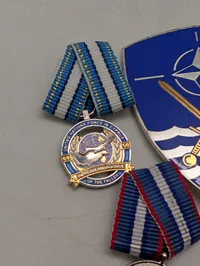 Samling af militære medaljer og emblem, UNFICYP og NATO