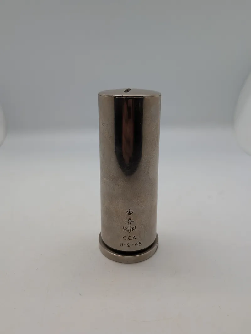 Dansk Søværn sparebøsse af metal med krone, anker og indgravering lavet af granathylster 