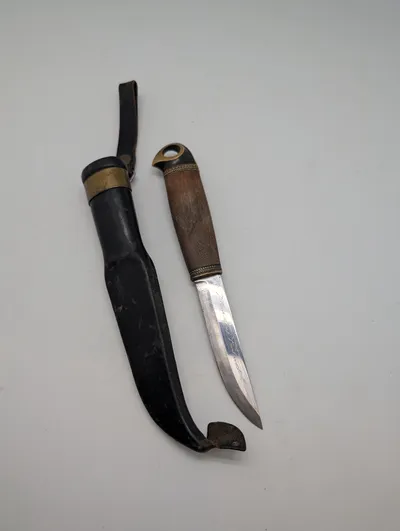 Iisakki Järvenpää Finsk Puukko Kniv med Læderskede
