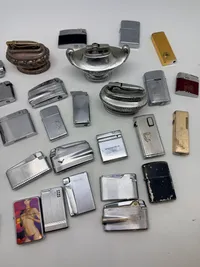 Samling af 25 vintage lightere, herunder Zippo, Ronson og bordlightere