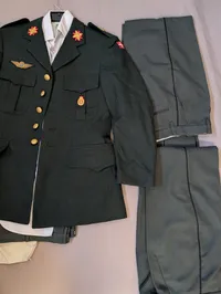 Dansk Forsvaret M/69 Tjenesteuniform med faldskærmsemblemer
