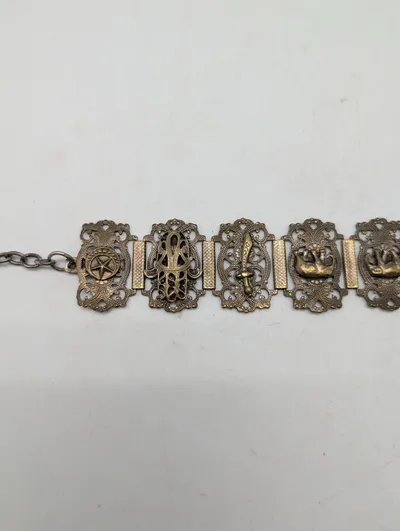 Antik Mellemøstlig Panelarmbånd i Messing med Symbolske Motiver