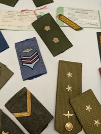 Samling af danske militære gradstegn og skulderstropper