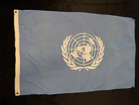FN-flag i lyseblåt tekstil med hvidt emblem