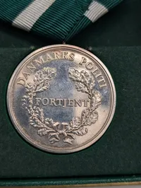 Danmarks Politi Fortjenstmedalje i original æske