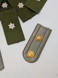 Samling af danske militære distinktioner og skulderstropper