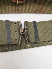 To amerikanske militære pistolbælter i kanvas, Vietnam krigen 