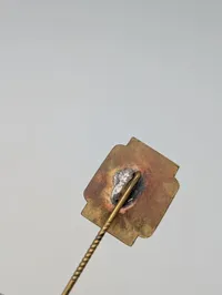 To vintage danske emalje- og metalnåle, 5. Maj 1945 og 10 KM Afgang