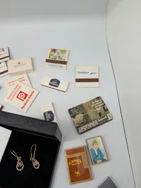 Samling af vintage tændstikæsker, smykker og diverse samlerobjekter