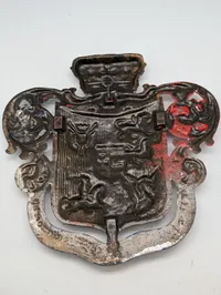 Støbejernsvåbenskjold med Slesvig-Holsten motiv og motto