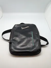 Vespa Skuldertaske i Sort Læder med Logo