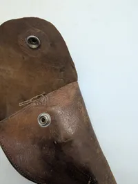 Lille Vintage læderhylster til pistol med metalknap