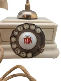 KTAS D08 bordtelefon fra Kongehuset nærmere bestemt Gråsteen slot  i hvid bakelit med forgyldte detaljer