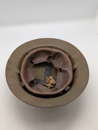 Belgisk M1949 Brodie-type militærhjelm med flagmærkat