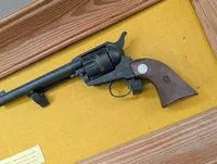 Colt Peacemaker .45 Single Action Revolver i Træramme