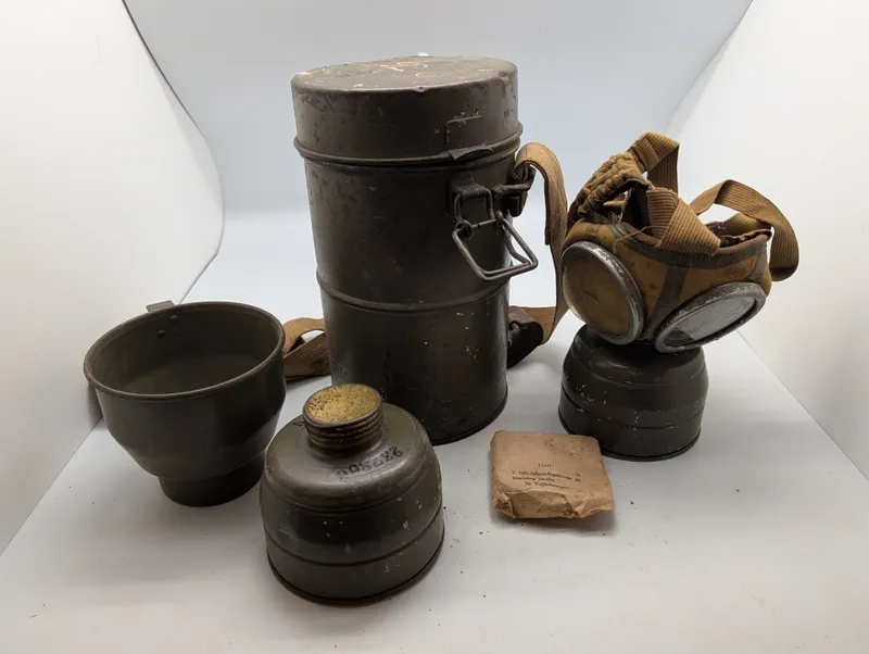 Dansk M/38 Gasmaskesæt med Beholder, Filtre og Tilbehør