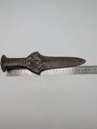 Antik støbt metaldolk med ornamenteret fæste
