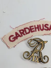 Garderhusarregimentet (GHR) uniformstilbehør med skulderemblem og mærker