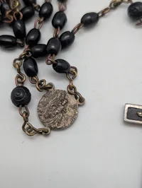 Vintage katolsk rosenkrans med sorte perler og krucifiks