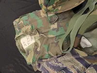 Militære uniformer  med Tiger Stripe og Woodland Camouflage beklædning