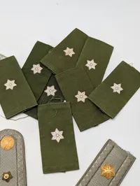 Samling af danske militære distinktioner og skulderstropper