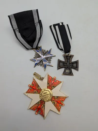 Samling af tyske militære ordener: Pour le Mérite, Jernkorset og Den Røde Ørn, repro
