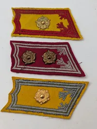 Tre finske militære kravemærker med rosetter WW2