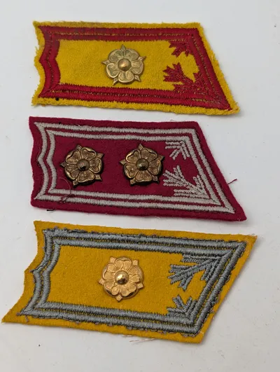 Tre finske militære kravemærker med rosetter WW2