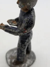 Metal figur i form af Frihedskæmper fra Maj 1945