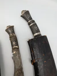 Tre  nepalesiske Kukri-knive med læderskeder og småknive