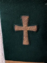 Grøn gejstlig stola med guldbroderede kors og frynser for Dansk feltpræst 