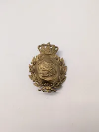 Dansk militært Hjelmemblem med rigsvåben og krone i messing M23 