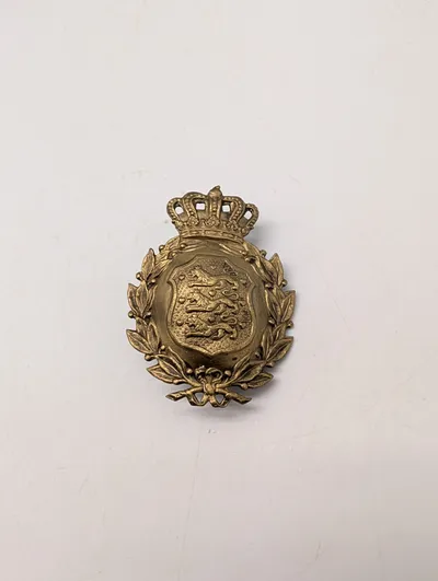 Dansk militært Hjelmemblem med rigsvåben og krone i messing M23