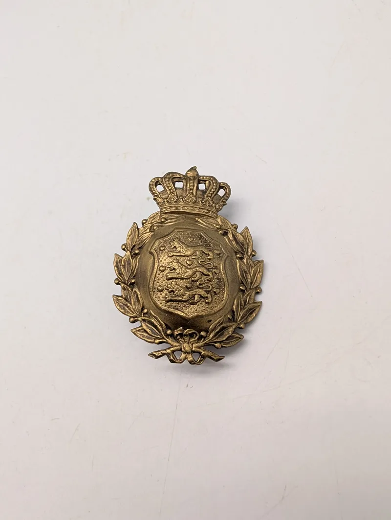 Dansk militært Hjelmemblem med rigsvåben og krone i messing M23 