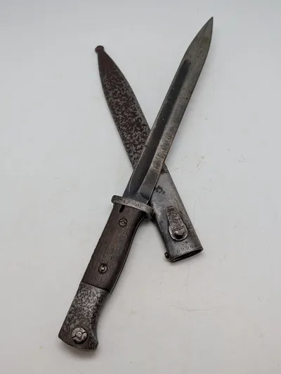 Tysk Mauser K98 Bajonet med tilhørende metalskede nummerens