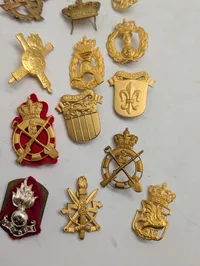 Samling af danske militære emblemer og korpsmærker i metal