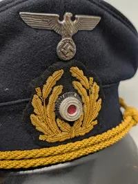 Tysk Kriegsmarine Officérs Schirmmütze med guldtrådsbroderi, efter 45 