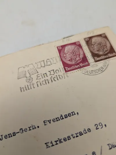 Tysk postkuvert fra 1930'erne med Hindenburg-frimærker og propagandamærkat