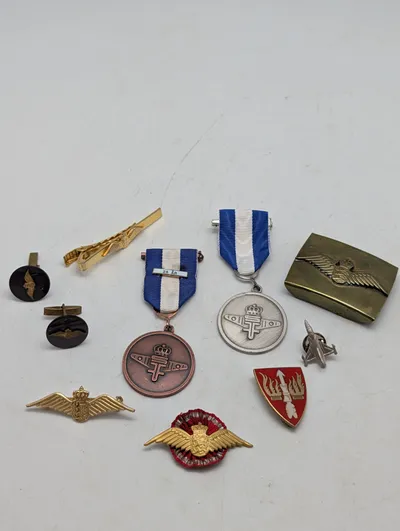 Samling af danske Flyvevåbnet militære medaljer, emblemer og tilbehør